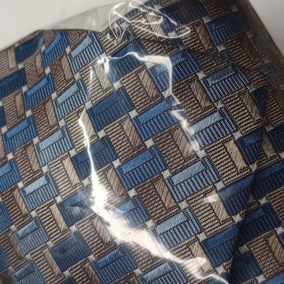 100% Silk (3) Tie Bundle - Picture 5 of 6